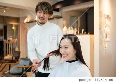 美容室でヘアカラーをしてもらう女性 美容室でヘアカラーをしてもらう女性 112514106