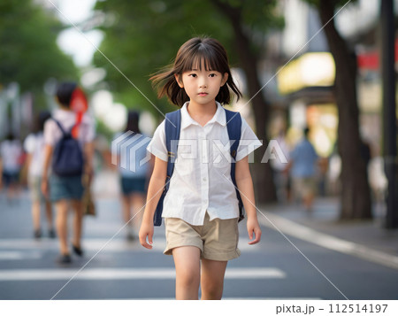 小学生　少女 AI生成画像、歩道を歩く1人の小学生女児のイラスト素材 [112514197] - PIXTA