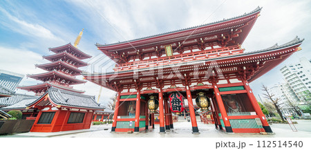 「東京都」浅草寺 宝蔵門と五重塔の風景 112514540