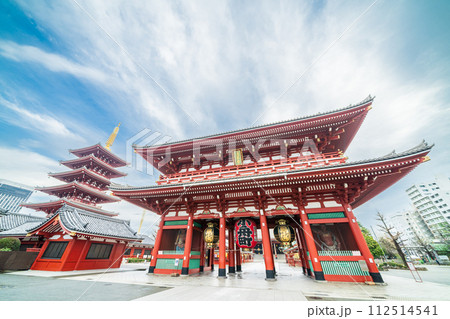 「東京都」浅草寺 宝蔵門と五重塔の風景 112514541