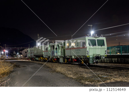 道床安定作業車 夜景 道床安定作業車 夜景 112514649