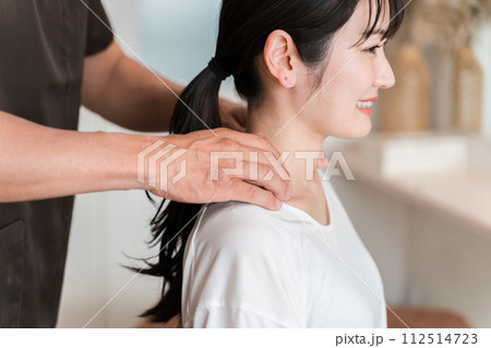 肩こりの治療をする整体院・整骨院・マッサージに通う女性と整体師・セラピスト 肩こりの治療をする整体院・整骨院・マッサージに通う女性と整体師・セラピスト 112514723