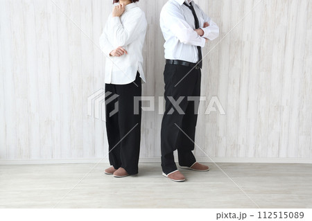 喧嘩をしたビジネスマン夫婦 112515089