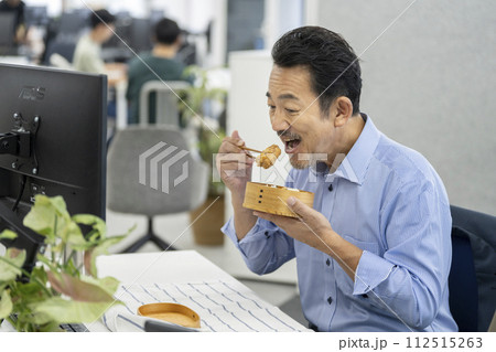 職場でお弁当を食べる50代の男性 職場でお弁当を食べる50代の男性 112515263