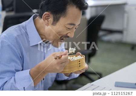 職場でお弁当を食べる中年男性 112515267