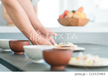 家でご飯を食べる夫婦（家庭料理・手料理・ご飯） 112515463