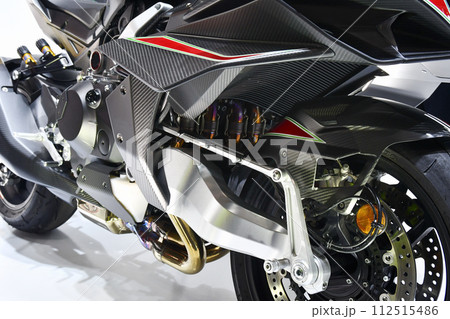 最新式の大型オートバイ 112515486