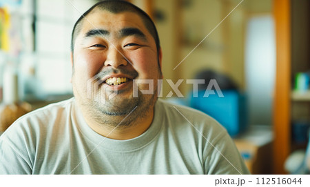 幸せそうな笑顔の太った坊主頭の中年男性 112516044
