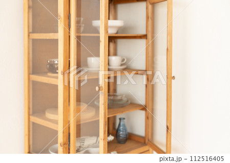 明るい部屋の食器棚 明るい部屋の食器棚 112516405