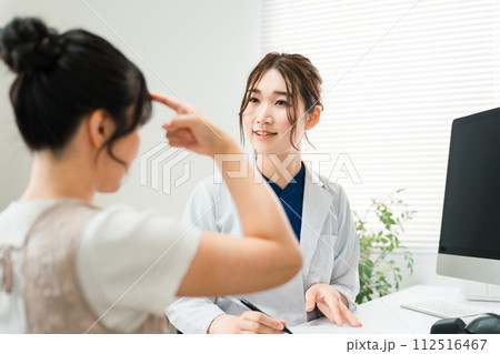 おでこ・額の美容外科のカウンセリング・医師の診察・診療・問診・相談（脂肪注入・ヒアルロン酸・整形） 112516467