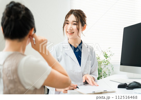 耳鼻科・美容外科のカウンセリング・医師の診察を受ける女性・診療・問診・相談(耳・ピアス・難聴) 耳鼻科・美容外科のカウンセリング・医師の診察を受ける女性・診療・問診・相談(耳・ピアス・難聴) 112516468