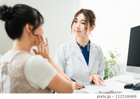 美容外科のカウンセリング・医師の診察を受ける女性・診療・問診・相談（美容整形・皮膚科・スキンケア） 112516469