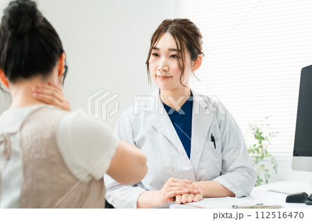 首の痛みで医師の診察を受ける女性・整形外科・耳鼻咽喉科のカウンセリング・診療・問診・相談 首の痛みで医師の診察を受ける女性・整形外科・耳鼻咽喉科のカウンセリング・診療・問診・相談 112516470