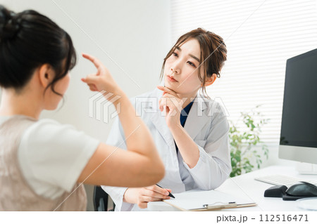 おでこ・額の美容外科のカウンセリング・医師の診察・診療・問診・相談(脂肪注入・ヒアルロン酸・整形) おでこ・額の美容外科のカウンセリング・医師の診察・診療・問診・相談(脂肪注入・ヒアルロン酸・整形) 112516471