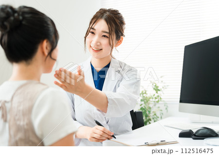 美容外科のカウンセリング・医師の診察を受ける女性・診療・問診・相談（美容整形・皮膚科・スキンケア） 112516475