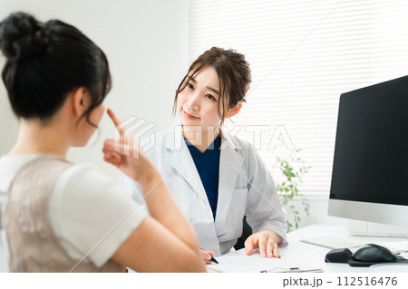 眼科の医師の診察を受ける女性・美容外科のカウンセリング・診療・問診・相談（目・眼・視力） 112516476