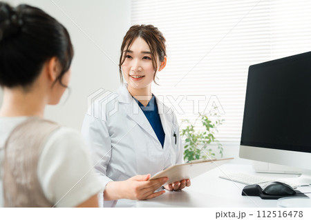 医師の診察を受ける女性・美容外科のカウンセリング・診療・問診・相談 医師の診察を受ける女性・美容外科のカウンセリング・診療・問診・相談 112516478