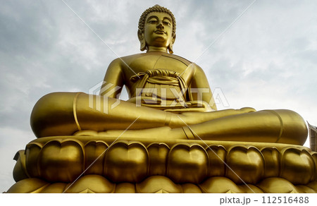ワットパクナムの金色の大仏。タイの観光地。 ワットパクナムの金色の大仏。タイの観光地。 112516488