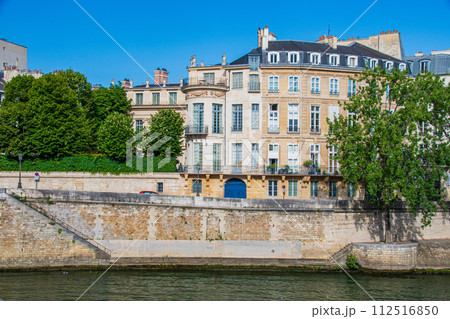 フランスのパリのきれいな街並みの風景 112516850