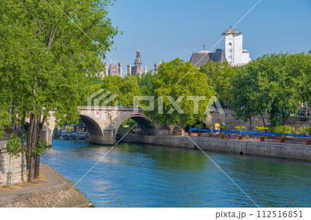 フランスのパリのきれいな街並みの風景 112516851