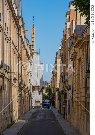 フランスのパリのきれいな街並みの風景 112516852