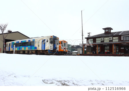 冬の由利高原鉄道 鳥海山ろく線 矢島駅と車両基地 112516966