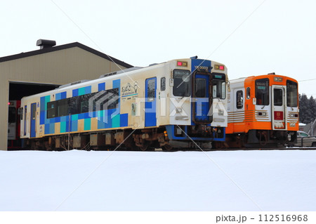 冬の由利高原鉄道 鳥海山ろく線 矢島駅の車両基地 冬の由利高原鉄道 鳥海山ろく線 矢島駅の車両基地 112516968