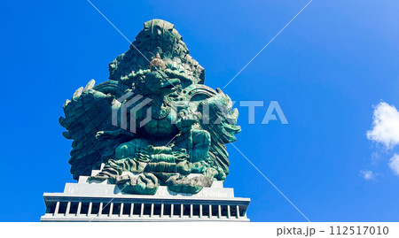 バリ島のガルーダ・ウィス​​ヌ・クンチャナ像の写真素材 [112517010