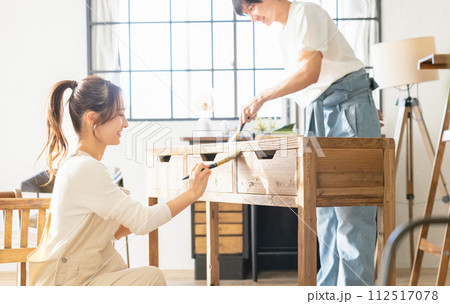 DIYをする男女 112517078