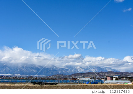 田舎風景 雪の残る春の松本市の風景 田舎風景 雪の残る春の松本市の風景 112517436