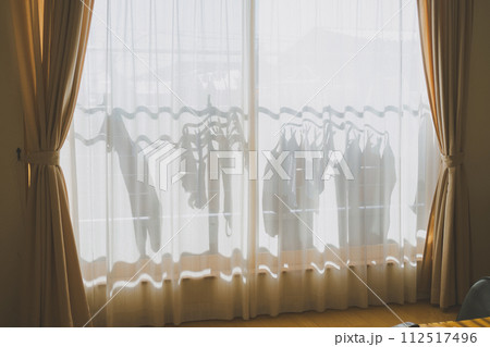 洗濯物をベランダに干す家庭 洗濯物をベランダに干す家庭 112517496