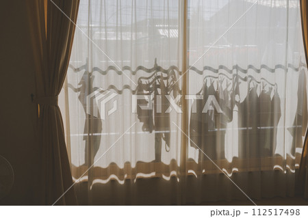 洗濯物をベランダに干す家庭 洗濯物をベランダに干す家庭 112517498