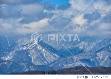 信州冬の風景 北アルプスと防災ヘリコプター 信州冬の風景 北アルプスと防災ヘリコプター 112517646