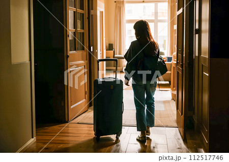 woman looking at the door of the train 112517746