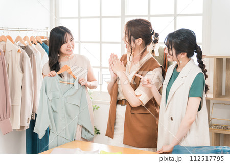 ファッションデザイナー・パタンナー・スタイリスト・アパレルの仕事をする女性達 ファッションデザイナー・パタンナー・スタイリスト・アパレルの仕事をする女性達 112517795