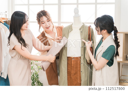 テキスタイルデザイナー・ファッションデザイナー・パタンナー・スタイリスト・アパレルの仕事をする女性達 テキスタイルデザイナー・ファッションデザイナー・パタンナー・スタイリスト・アパレルの仕事をする女性達 112517800