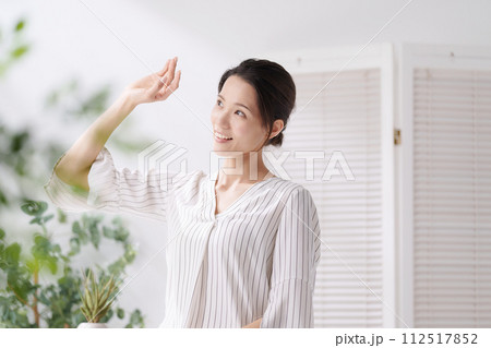 日差しを気にするをする若い女性 112517852