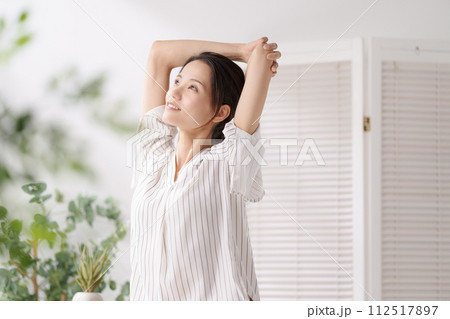 ストレッチをする若い女性 ストレッチをする若い女性 112517897