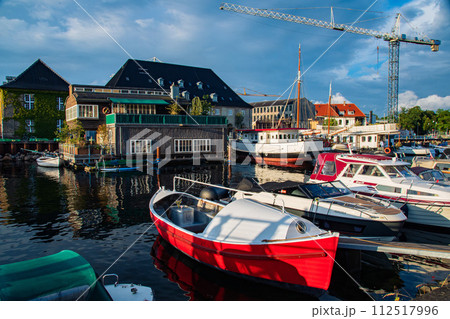 北欧のデンマークの首都コペンハーゲンのきれいな自然のある街並みと風景 北欧のデンマークの首都コペンハーゲンのきれいな自然のある街並みと風景 112517996