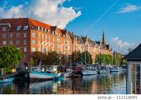 北欧のデンマークの首都コペンハーゲンのきれいな自然のある街並みと風景 112518005