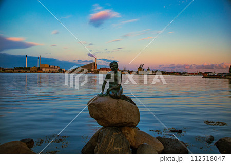 北欧のデンマークの首都コペンハーゲンのきれいな自然のある街並みと風景 112518047