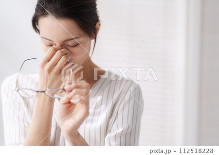 メガネをかける女性 メガネをかける女性 112518228