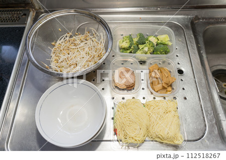 ラーメンの材料 112518267