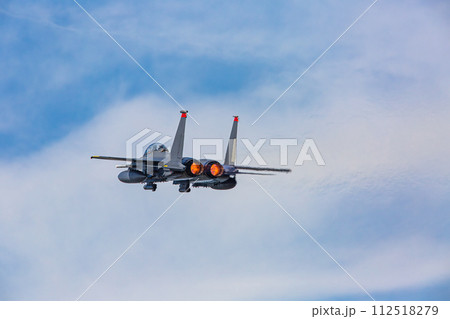 大空を飛ぶ戦闘機 112518279