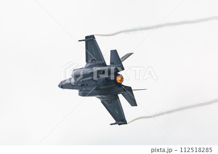 大空を飛ぶ戦闘機 大空を飛ぶ戦闘機 112518285