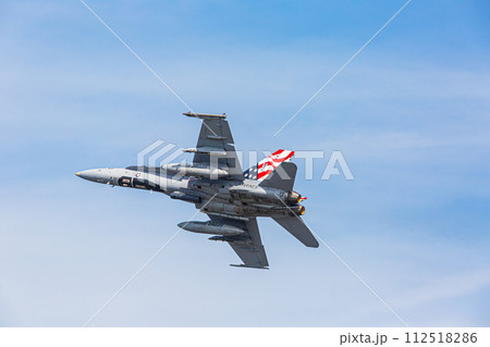 大空を飛ぶ戦闘機 112518286