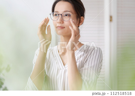 メガネをかける女性 メガネをかける女性 112518518