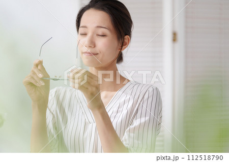 メガネをかける女性 メガネをかける女性 112518790
