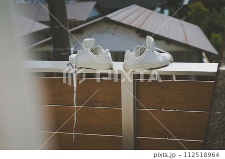 ベランダに運動靴を干す 112518964