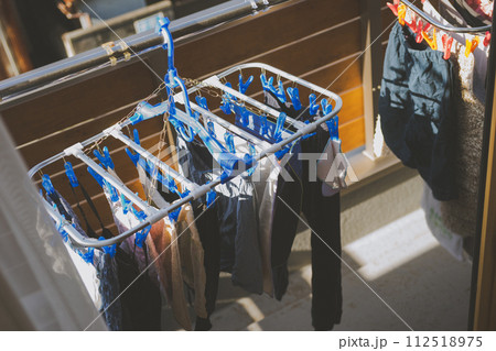 洗濯物をベランダに干す家庭 112518975